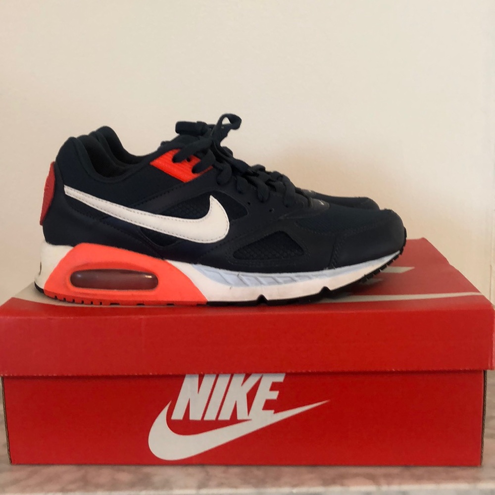 NIKE WMNS Air Max IVO